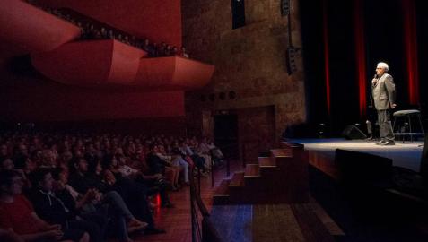 Leo Harlem actúa ante las más de 600 personas que se dieron cita en el teatro Gaztambide de Tudela.