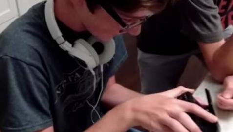 Esto es lo que sucede cuando dos niños intentan averiguar cómo funciona un walkman Esto es lo que sucede cuando dos niños intentan averiguar cómo funciona un walkman