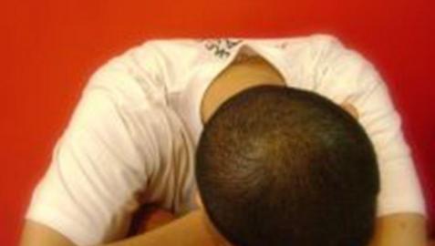 Joven durmiendo narcolepsia