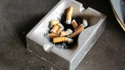 Un cenicero con colillas de cigarros Un cenicero con colillas de cigarros