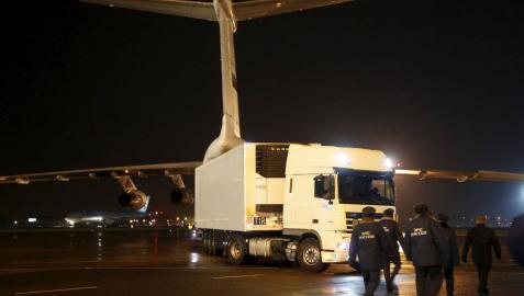 Llegada del avión con los cuerpos de las víctimas del accidente de avión en la península del Sinaí.