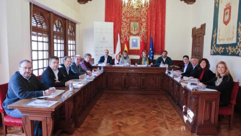La sesión de la Mesa y Junta de Portavoces se ha celebrado en el Salón de Plenos de Olite-Erriberri.