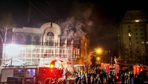 Manifestantes incendian la embajada de Arabia Saudí en Teherán Manifestantes incendian la embajada de Arabia Saudí en Teherán