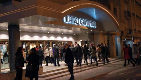 Un grupo de personas a las puertas del teatro Gaztambide.