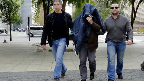 Joaquín B. (c), el exprofesor de gimnasia del colegio barcelonés de los Maristas de Les Corts acusado de abusos sexuales, a su llegada a declarar.