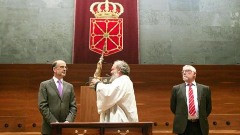 El Gobierno foral y el Parlamento de Navarra han recibido este miércoles la imagen del Ángel de Aralar, en el marco del recorrido que la imagen efectúa por Pamplona durante la semana siguiente a la de Pascua de Resurrección.