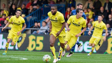 Bakambu conduce la pelota contra el Getafe.