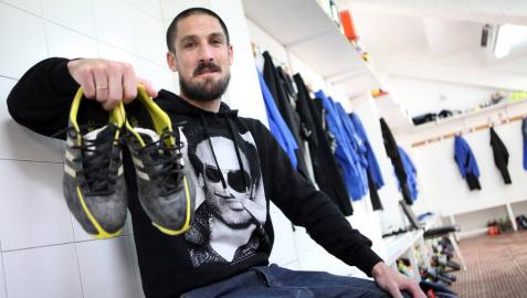 David Lázaro, sentado en el lugar que ocupa en el vestuario del Tudelano en el estadio Ciudad de Tudela.