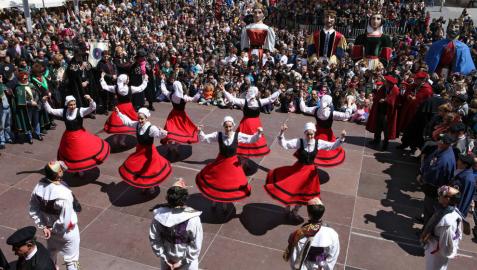 Instante de la actuación del Grupo de Danzas de Tudela en la plaza de los Fueros de la capital ribera.