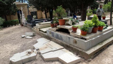 Imagen de dos de las nueve de las lápidas derribadas en el cementerio municipal de Murchante.