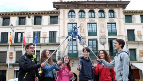 Alumnos del colegio Jesuitas Tudela forman un grupo de limpieza urbana