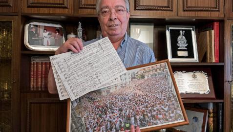 Joaquín Madurga Oteiza, el lunes en su casa de Logroño, con recuerdos de Sanfermines, y en sus manos, una copia de la partitura original de Ofrenda a San Fermín.