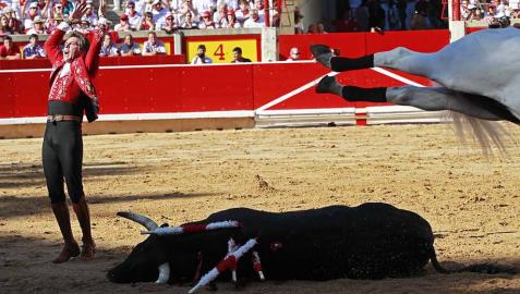 Cuatro orejas para Hermoso y dos para Hernández en una doble puerta grande