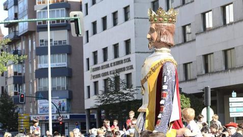 La Comparsa de Gigantes y Cabezudos, acompañada de gaiteros y txistularis, recorren el centro de Pamplona