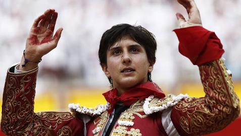 Dos orejas y puerta grande para Roca Rey en el coso pamplonés
