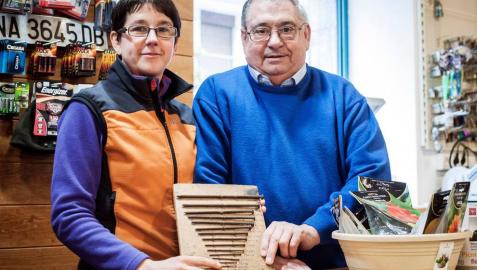 Garbiñe y José Mari Hernandorena sostienen la tabla de clavos con sus medidas elaborada por Garbiñe en su infancia.