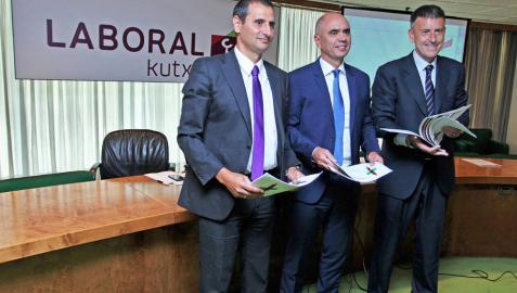 Los directivos de Laboral Kutxa que presentaron ayer el 'Informe sobre Economía 2015'.