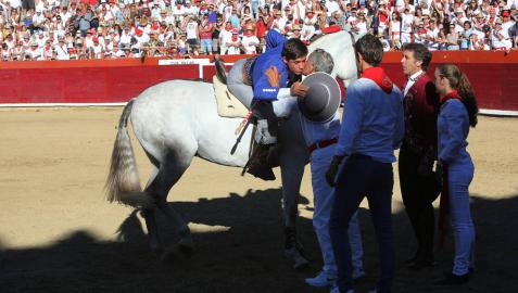 Padre e hijo salieron juntos por la puerta grande tras cortar en Estella 4 orejas y un rabo y tres orejas, respectivamente.