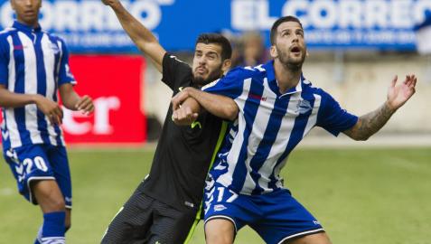 El jugador del Deportivo Alavés Edgar Mendez (d), lucha por el balón con el jugador del Carlos Carmona del Sporting de Gijón durante el partido disputado en el estadio de Mendizorroza .
