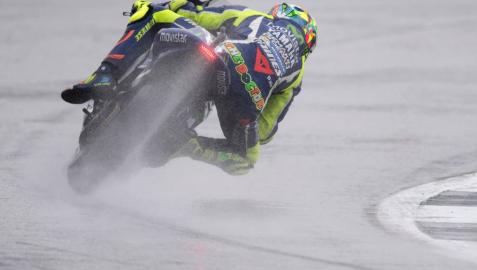 Rossi toma ventaja ante Márquez y Lorenzo en medio de la lluvia