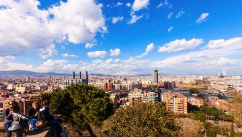 Barcelona ordena el cese de 615 pisos turísticos ilegales detectados este verano