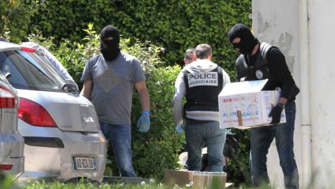Policías franceses recogen documentación en una operación contra ETA en 2015.