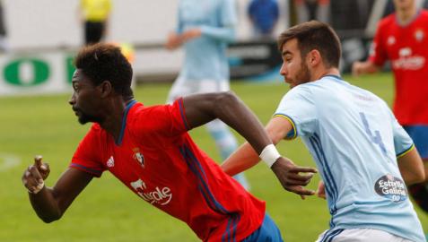Nuha, la referencia en ataque de Osasuna, intenta zafarse de Roger, central del equipo celtarra. Nuha, la referencia en ataque de Osasuna, intenta zafarse de Roger, central del equipo celtarra.