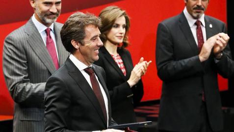 Hermoso de Mendoza recibe la Medalla de Oro de las Bellas Artes en San Sebastián