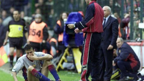 Luis Enrique se duele en el suelo tras una acción en el partido que enfrentó a Osasuna y Barcelona en abril de 2001 en el estadio de El Sadar. Luis Enrique se duele en el suelo tras una acción en el partido que enfrentó a Osasuna y Barcelona en abril de 2001 en el estadio de El Sadar.