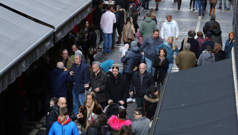 Los turistas recorrían ayer la calle Estafeta, uno de los lugares más transitados en estas fechas.