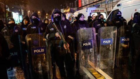 Varios policías rotegen el lugar después del atentado de la discoteca.
