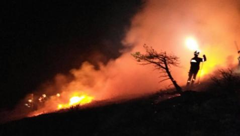 Los bomberos sofocan un incendio en Garaioa.
