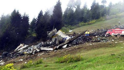 Bomberos turcos buscan entre los restos del Yak-42. Bomberos turcos buscan entre los restos del Yak-42.