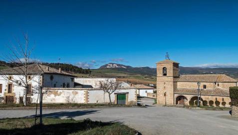 Vista de la iglesia del concejo de Murugarren y de algunas de las viviendas próximas.