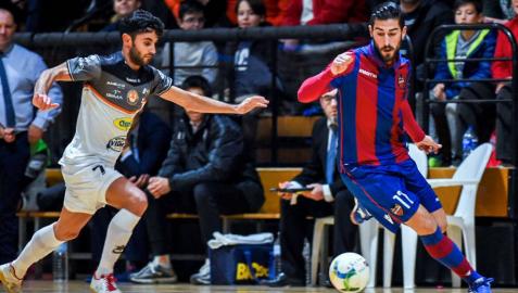 El jugador del Aspil-Vidal Rubi presiona a Emilio Buendía, pívot del Levante, en el partido de ayer. El jugador del Aspil-Vidal Rubi presiona a Emilio Buendía, pívot del Levante, en el partido de ayer.