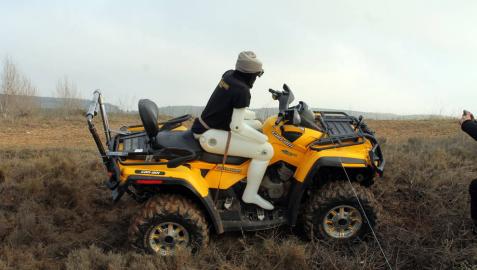 Imagen de un quad provisto en su parte trasera de las barras telescópicas del sistema Air-Rops.