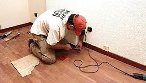 Un electricista comprueba la instalación eléctrica de una vivienda. /A. Gómez