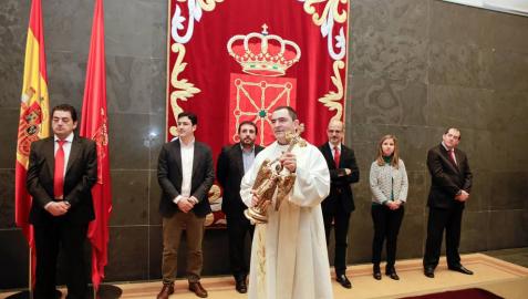 El capellán del santuario de Aralar, Mikel Garciandia, visitó el Palacio de Navarra y el Parlamento foral este miércoles 6 de abril de 2016.
