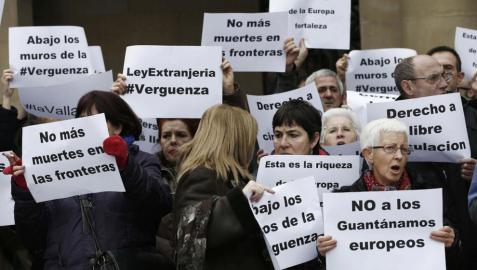Manifestación de SOS-Racismo contra la Ley de Extranjería