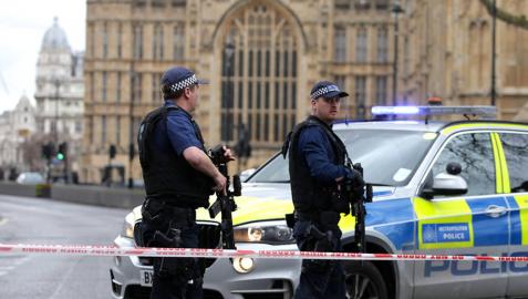 Al menos una decena de personas han resultado heridas en el puente de Westminster, junto al Parlamento británico, después de que se hayan escuchado lo que podrían haber sido disparos en la zona.