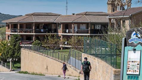 Mañeru frena la crisis municipal surgida a raíz de la zona mixta