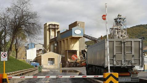 Un camión accede cargado de material a la planta de Magnesitas Navarras en Zubiri.
