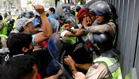 Más de 40 heridos en una manifestación contra Maduro y el Supremo de Venezuela