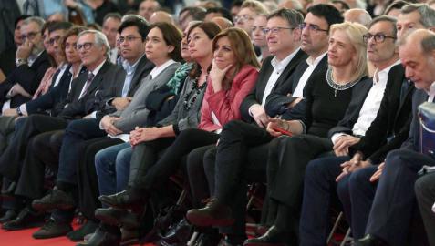 Susana Díaz (7d), junto a Ximo Puig (6d); la presidenta de Baleares, Francina Armengol (8d), y la alcaldesa de Barcelona, Ada Colau (10d), entre otros, durante el acto que el PSC celebra en Barcelona en recuerdo de Chacón.