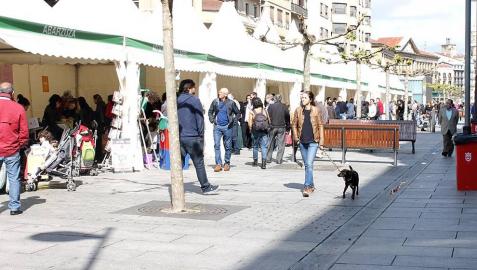 Pamplona celebra el Día del Libro, con los puestos de las librerías instaladas en la Plaza del Castillo.