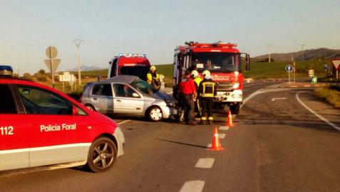 Una conductora de 30 años ha resultado herida de gravedad tras una colisión frontolateral ocurrida en Allo. En el suceso se han visto implicados un camión y un turismo, en el que viajaba una mujer. Se trata del cruce de la NA122 (Estella-Andosilla) con la NA666 (Allo-Sesma), kilómetro 12.