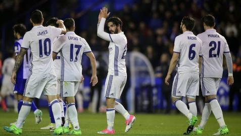 Isco celebra su gol con los compañeros