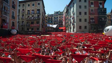 La Plaza Consistorial, abarrotada un año más en el Chupinazo