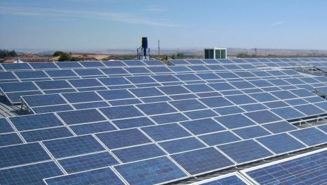 Barcina no descarta los tribunales por el impuesto de las placas solares
