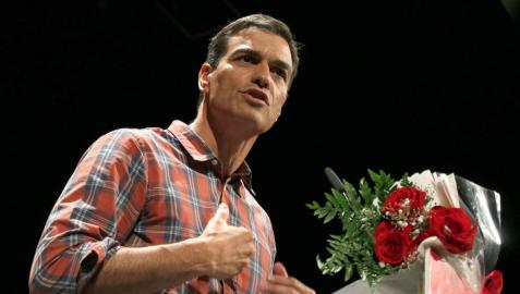 Pedro Sánchez, durante su intervención en un acto con militantes en el Teatro Cervantes de Almería.
